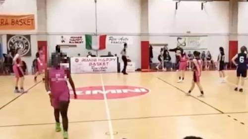 Insulti razzisti alla giocatrice di basket. Daspo di due anni alla madre "tifosa"