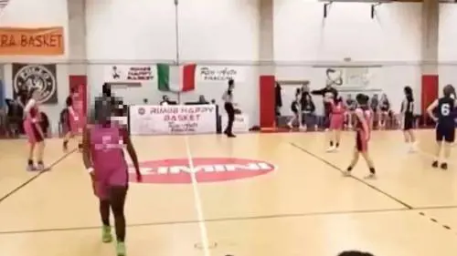 Insulti razzisti alla giocatrice di basket. Daspo di due anni alla madre "tifosa"