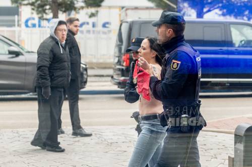 Irruzione delle Femen all'evento dei Patrioti a Madrid