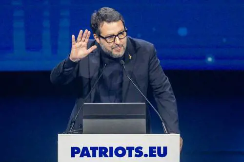 Patrioti, Salvini indica la strada: "Burqa e gender non sono Europa". Blitz delle Femen