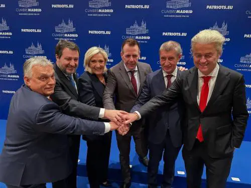 Il "Mega" dei Patrioti celebra Trump e sfida l'Ue. Scontro tra Salvini e il Ppe