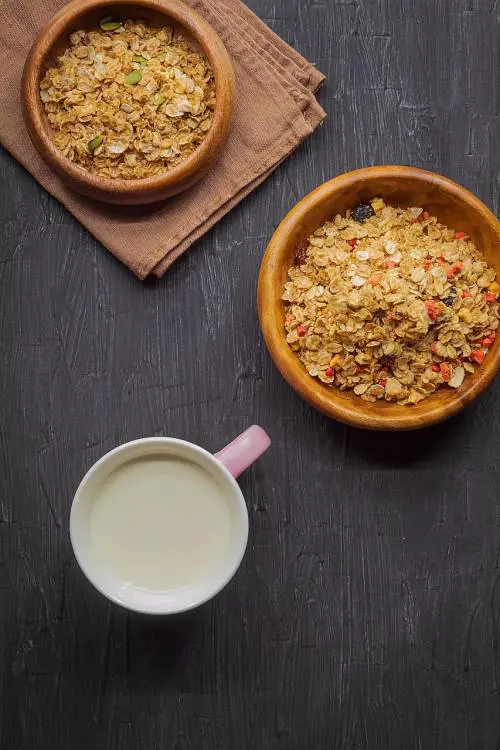 Niente colesterolo e tante proprietà, ma c'è chi deve evitarlo: benefici e controindicazioni del latte d'avena