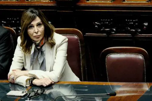Santanchè, in aula la mozione di sfiducia. Vuoti i banchi di Lega e Fi