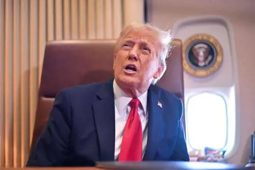 La sfida di Trump: "I palestinesi non potranno tornare a Gaza". E Hamas sospende il rilascio degli ostaggi