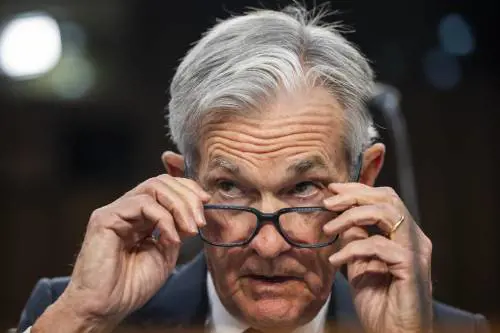 Powell si ribella a Donald. "Tassi fermi? Per i dazi"