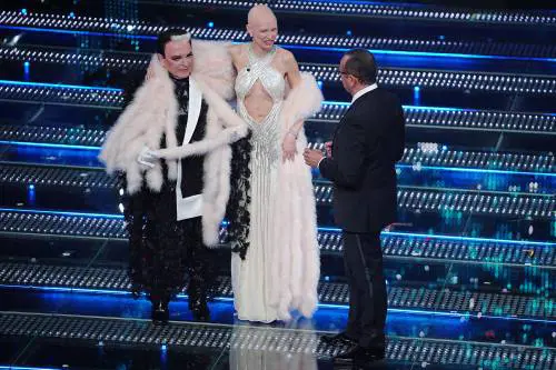 Bianca Balti mostra la cicatrice sul palco dell'Ariston. La top model sorprende tutti