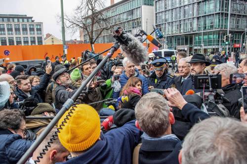 La propaganda infiamma il voto. Scholz: "Espulsioni più facili". Afd: "È il fallimento dello Stato"