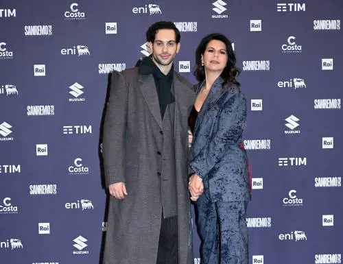 Sanremo 2025: la scaletta della quarta serata, gli ospiti e i co-conduttori