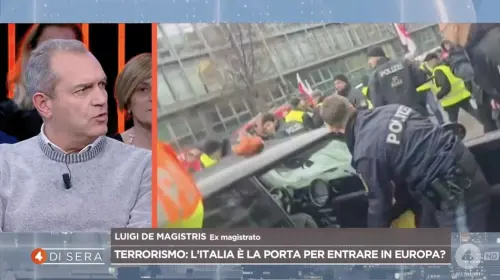 "I terroristi arrivano sui barconi". De Magistris contro l'immigrazione irregolare: sinistra spaccata