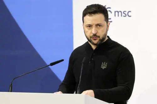 Allarme di Zelensky da Monaco: "Mosca sposta truppe ai confini di 3 Paesi Nato"