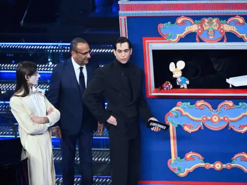 "Improperi blasfemi". Lucio Corsi s'infuria con Conti e Topo Gigio: cosa è successo a Sanremo