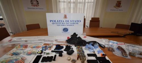 Droga e kalashnikov nei boschi di Malnate: il blitz della polizia contro i pusher