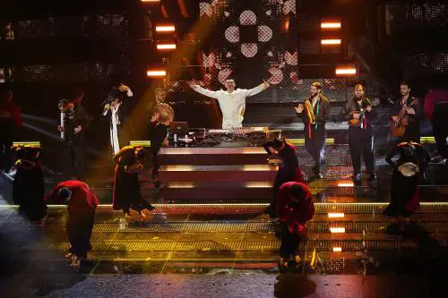 Chi è Andrea Bonomo, il cantante mascherato con Gabry Ponte a Sanremo