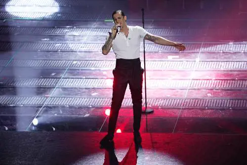 "Basta inseguire i numeri. Vorrei cantare in inglese"