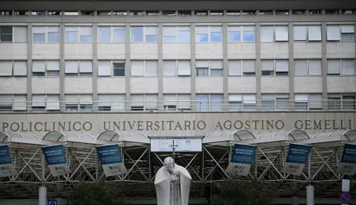 "Situazione delicata ma c'è ottimismo". Il Papa "governa" dal letto del Gemelli