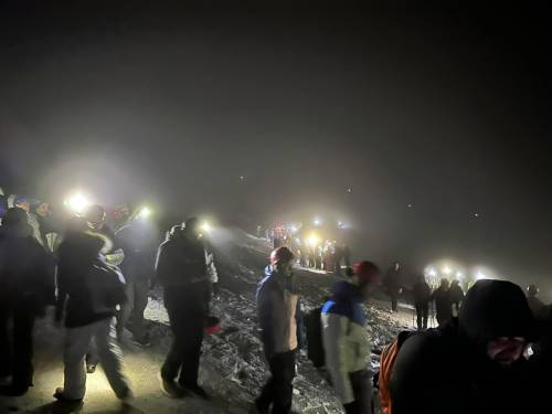 Lava, curiosi e apocalisse zombie sull'Etna