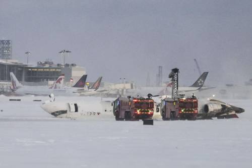 Le immagini choc dell'aereo capovolto a Toronto. Tutti superstiti