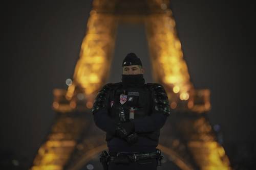 Tenta di accoltellare i passanti in stazione: paura a Parigi