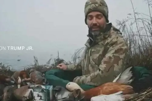 Trump jr e la caccia in una riserva della laguna di Venezia: la procura apre un'inchiesta
