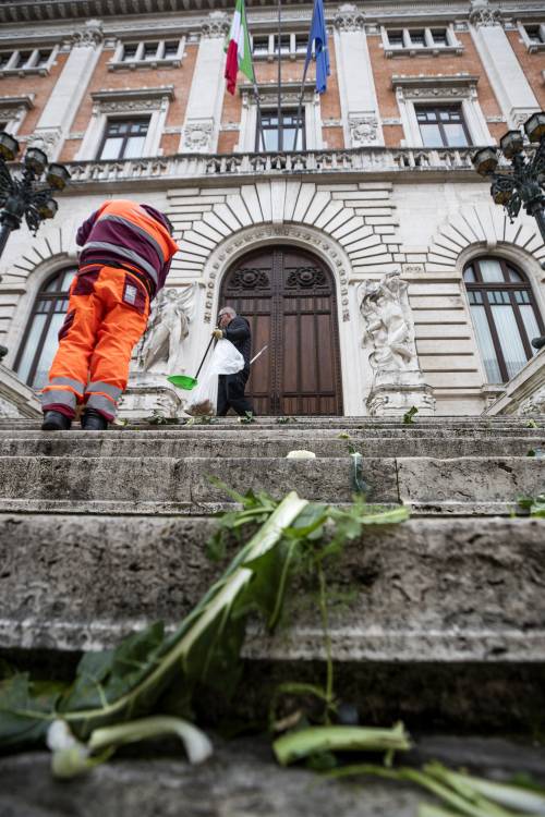 Il blitz di Ultima Generazione davanti palazzo Montecitorio: le immagini