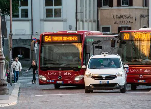 "Sul bus non si fuma". E lo straniero aggredisce l'autista con una sega