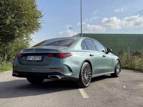 Mercedes Classe E 300e: guarda la gallery della berlina ibrida super lusso