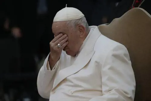 Francesco ancora critico: "Insufficienza renale lieve". Fisichella: "Dio lo assista"