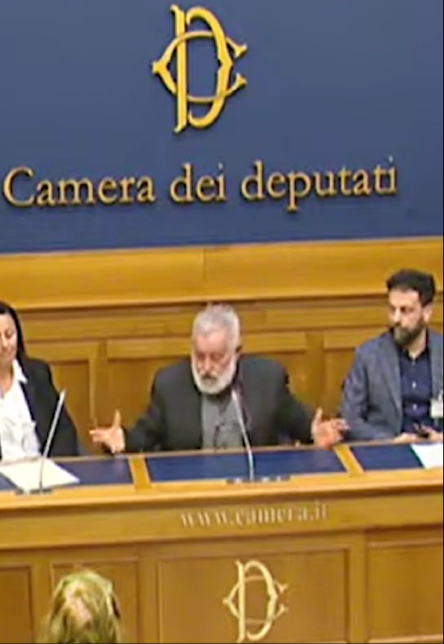 “Dobbiamo uccidere qualcuno?”. La provocazione all’evento di sinistra alla Camera 