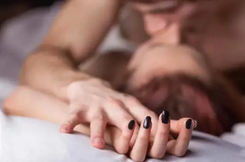 Si rompe il crociato durante un rapporto sessuale, fa causa all'assicurazione e la vince