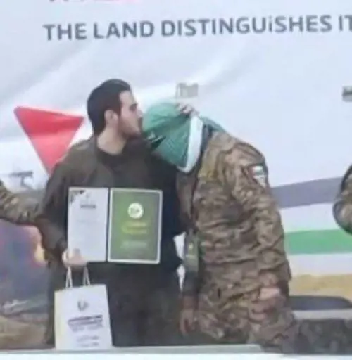 L'ostaggio e il bacio obbligato. Slitta il rilascio dei palestinesi