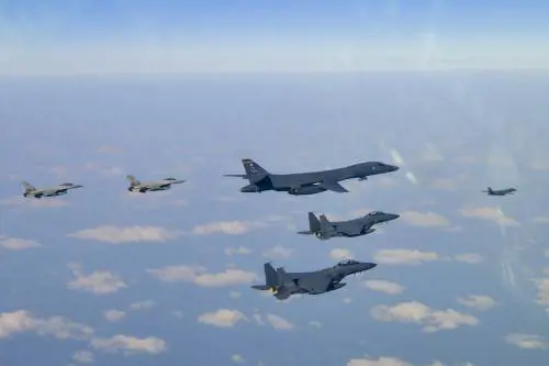 Bombardieri in volo, Marines in azione: gli Usa scaldano il Pacifico