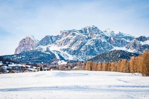 Si schianta contro un albero mentre scia. Muore un ragazzino a Cortina