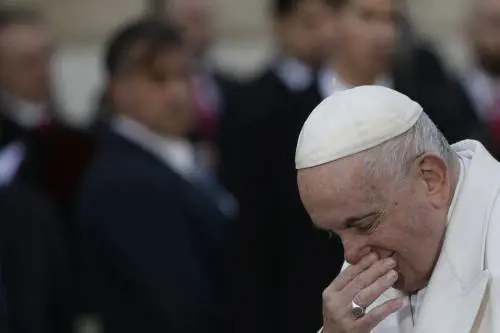 Il Papa si aggrava: "Prognosi riservata". Ossigeno per crisi prolungata e trasfusione