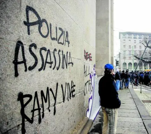 "Polizia assassina": imbrattamenti e vetrine spaccate