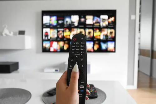 Non siamo più negli anni Ottanta, non punite chi fa "binge watching"