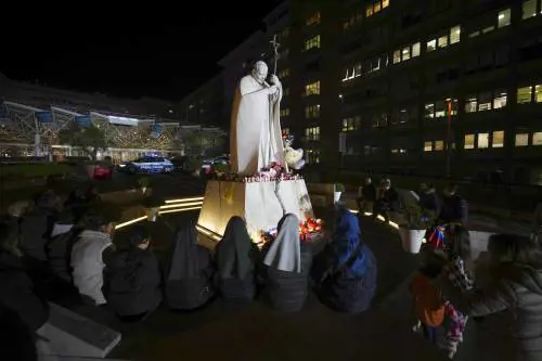 Messaggio del Papa ai fedeli. "Fiducioso, pregate per me"