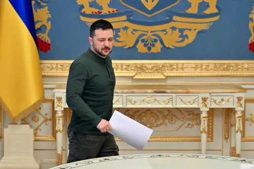 Zelensky, offerta agli Usa: "Lascio se Kiev nella Nato. Da Trump voglio garanzie"