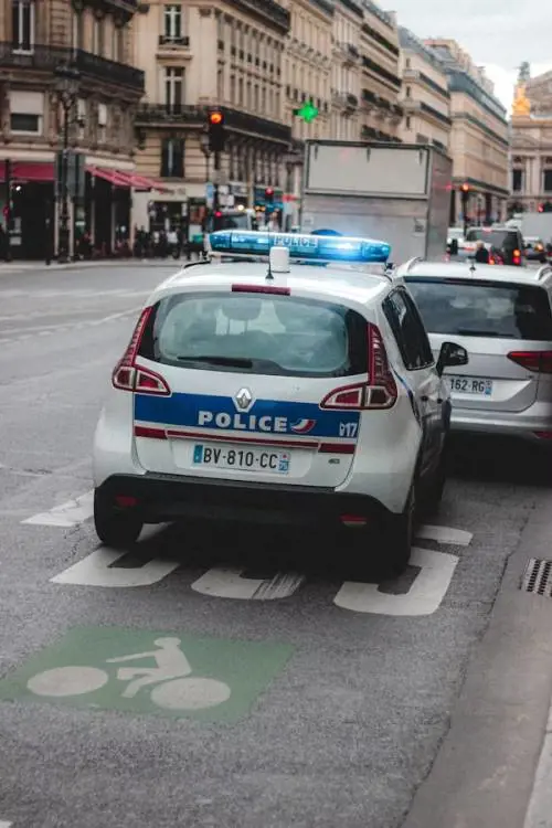 Studentessa in gita lancia neonato dal balcone dopo averlo partorito
