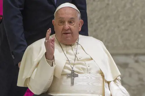 "Lieve miglioramento ma prognosi riservata". Le condizioni di Papa Francesco