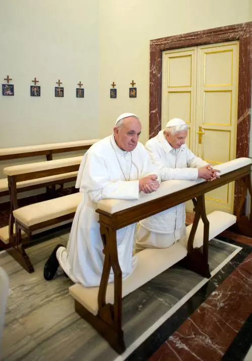 Francesco, il pontefice che ha convissuto con un altro Papa