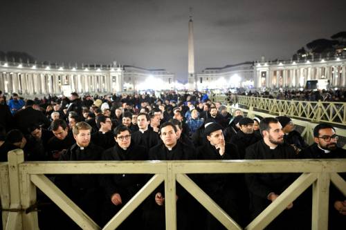 "L'ora della speranza contro ogni speranza". I rosari in San Pietro e la veglia dei fedeli