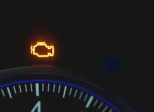 Spia del motore accesa? Quando si può proseguire e quando è invece meglio fermare l'auto