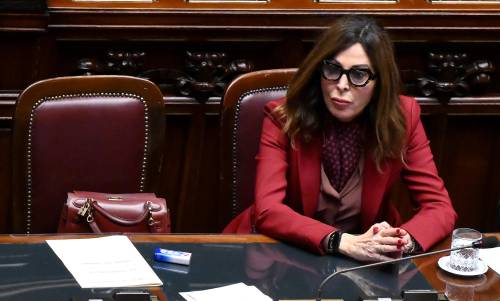 Respinta la sfiducia contro Santanchè. E la sinistra insulta: "Pensa alle borsette"