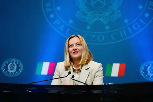 No di Meloni a Macron sulle truppe europee. "Solo con egida Onu". Ma Salvini frena