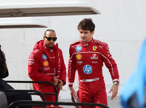Il rombo Ferrari al Castello con Leclerc e Hamilton