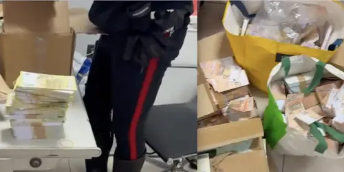 Alcuni dei sacchi di denaro contraffatto ritrovati dai carabinieri