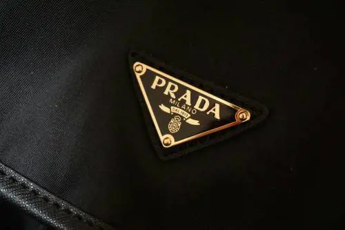 La rivincita del lusso italiano parte da Prada e Versace