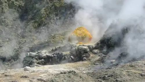 "Sciame in corso. Terra sollevata di 3 centimetri". Cosa succede ai Campi Flegrei