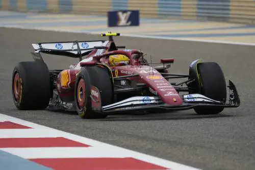 F1, la “vendetta” di Sainz: a Sakhir l’ex Ferrari beffa Hamilton nel pomeriggio