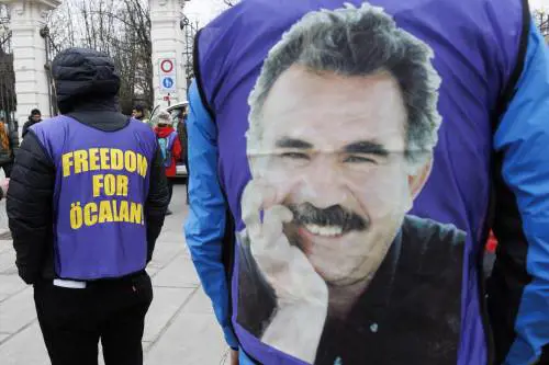 "Deporre le armi". Öcalan scioglie il Pkk: svolta storica in Turchia